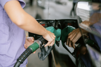 A driver of a fleet van fuels up after earning rewards with the earnify fleet card.